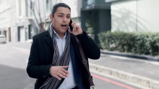 Chamada Telefônica Cidade Caminhada Rede Homens Profissionais Falando Relatando Feedback — Vídeo de Stock