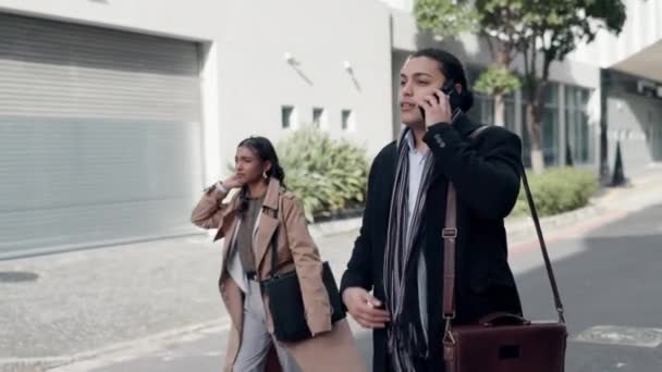 Міський Телефонний Дзвінок Люди Ходять Пішки Професійний Чоловік Розмовляють Спілкуються — стокове відео