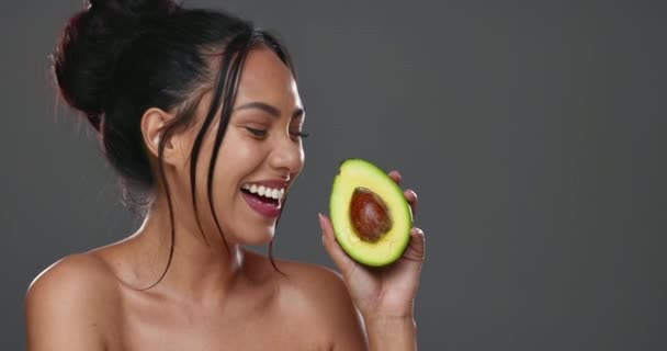 Mulher Abacate Beleza Estúdio Para Saúde Dieta Sorriso Rosto Para — Vídeo de Stock