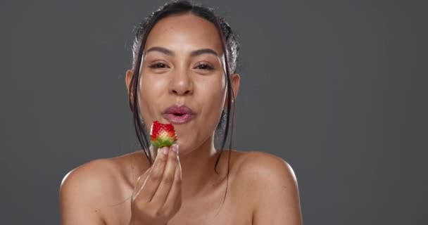 Mujer Fresa Belleza Estudio Para Salud Dieta Sonrisa Cara Con — Vídeo de stock