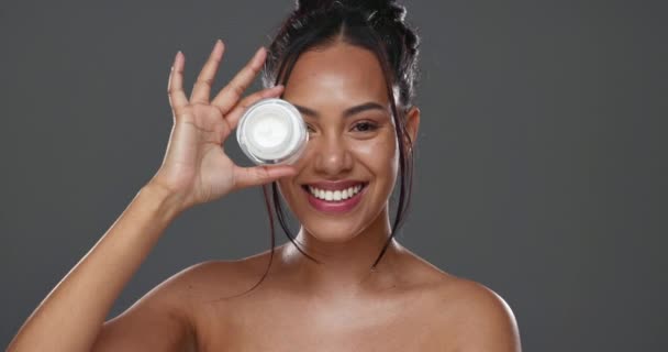 Vrolijke Vrouw Gezicht Crème Voor Huidverzorging Schoonheid Cosmetica Tegen Een — Stockvideo