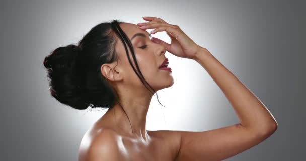Gesichtsbehandlung Hautpflege Und Glückliche Frau Studio Isoliert Auf Grauem Hintergrund — Stockvideo