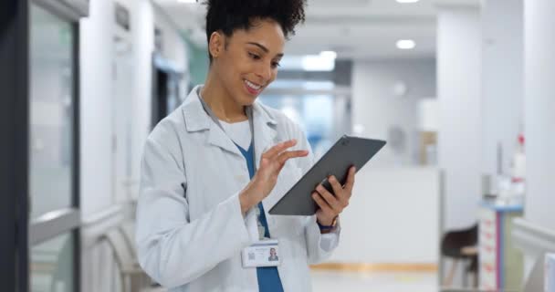 病院での研究 コミュニケーション 医療の結果のための幸せな女性 タブレット 看護師 医療外科医 診療所でのスケジュール テレヘルス ネットワーキングのための技術 — ストック動画