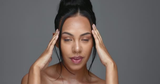 Face Touch Skincare Mulher Feliz Estúdio Isolado Fundo Cinza Retrato — Vídeo de Stock