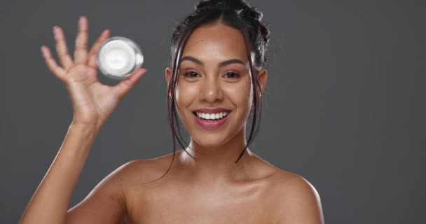 Potret Wadah Dan Wanita Dengan Kecantikan Krim Dan Kosmetik Latar — Stok Video