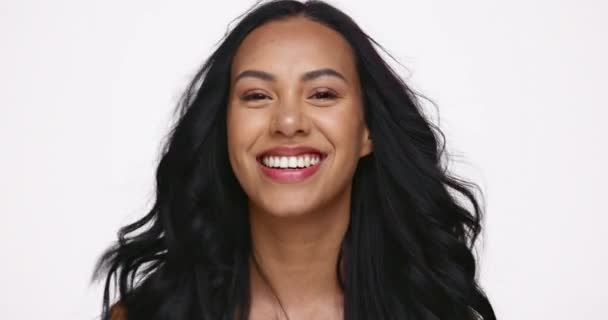 Ansigt Lykke Kvinde Med Vind Håret Shampoo Glans Med Kosmetisk – Stock-video