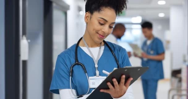 Kobieta Lekarz Dokumenty Pisanie Liście Kontrolnej Karty Zdrowia Notatki Szpitalne — Wideo stockowe
