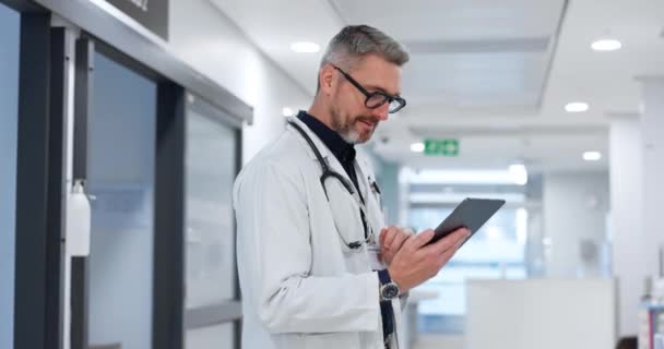 Notizie Tablet Medico Maturo Ospedale Con Ricerca Sul Sito Web — Video Stock
