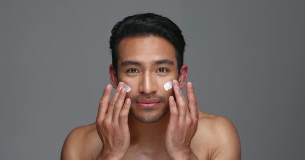 男性和应用润肤液在工作室灰色背景的美感 皮肤护理或光泽的模型 亚洲型 防晒霜或护手霜 水合物或抗老化面带微笑 — 图库视频影像