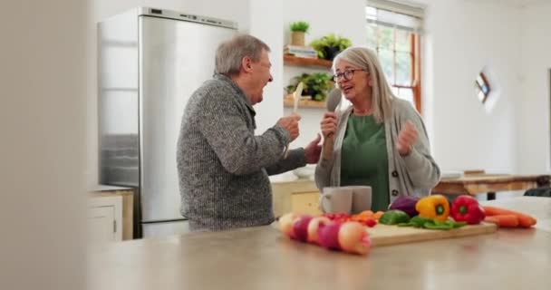Vinculación Pareja Ancianos Cocina Cantando Juntos Cocina Para Una Mañana — Vídeos de Stock