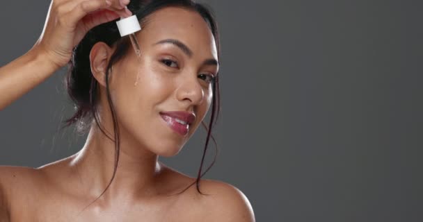 Mujer Cuidado Piel Gotero Aceite Cara Estudio Belleza Limpieza Natural — Vídeo de stock