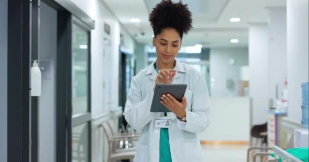 Πληκτρολογώντας Δισκίο Γιατρός Στο Νοσοκομείο Την Έρευνα Στα Μέσα Κοινωνικής — Αρχείο Βίντεο