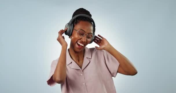 Пение Танец Черная Женщина Слушает Музыку Подкаст Радио Аудио Подписке — стоковое видео