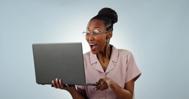 Vencedor Celebração Mulher Negra Animada Com Laptop Estúdio Isolado Fundo — Vídeo de Stock