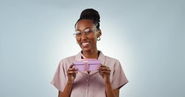 Mulher Negra Feliz Rosto Caixa Presente Para Presente Aniversário Isolado — Vídeo de Stock