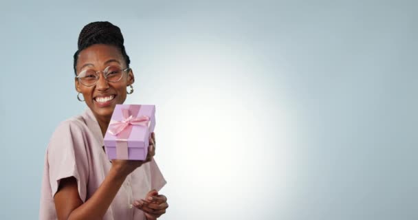 白い背景のスタジオで隔離されたプレゼントや誕生日のための黒人女性 ポインティングまたはギフトボックスのモックアップ サプライズ パッケージ 小包を祝うために賞や贈り物を与えるスマイル スペースや幸せな女性 — ストック動画