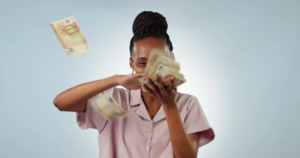 Para Atın Kazanan Piyango Ikramiyesi Olan Siyah Kadın Finansal Özgürlük — Stok video
