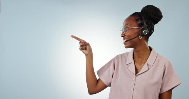 Obsługa Klienta Studio Szczęśliwa Czarna Kobieta Wskazują Wiadomości Telemarketingowe Ogłoszenie — Wideo stockowe