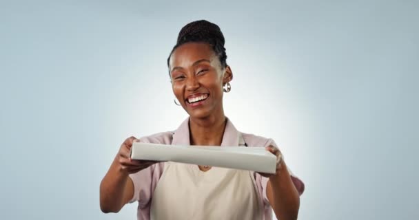 Femme Noire Ouvrière Nourriture Dans Une Boîte Pizza Avec Sourire — Video