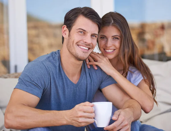 完全满足 拍到一对深情的年轻夫妇在院子里喝咖啡放松 — 图库照片