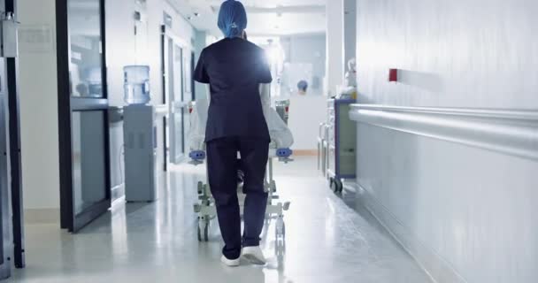 ベッド 看護師が病院 廊下を歩いて手術 手術室 Erヘルスケアサービスを行っています Icu または後ろに歩くクリニックに人を移動し — ストック動画
