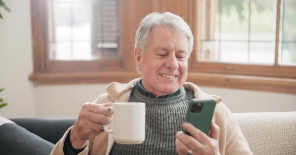 Кофе Телефон Смешной Пожилой Человек Диване Потоковый Комедийный Фильм Видео — стоковое видео