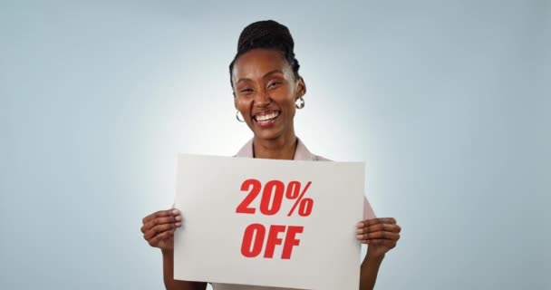 业主的脸 折扣海报或工作室的女服务员蓝色背景的20 在咖啡店促销卡片上有销售标牌的巴里斯塔或快乐的黑人妇女的广告报价 — 图库视频影像