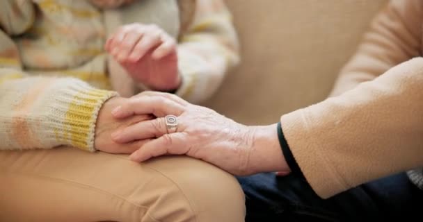 Крупный План Пожилые Люди Руки Держа Вместе Романтика Любви Отношениях — стоковое видео