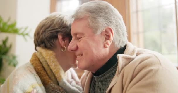 Huis Knuffel Huwelijk Met Senior Koppel Betrokkenheid Liefde Met Geluk — Stockvideo