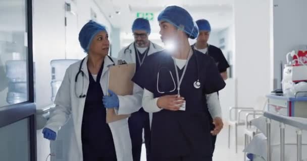 Врачи Медсестры Люди Ходят Командная Работа Планирование Здравоохранения Руководство Клиники — стоковое видео