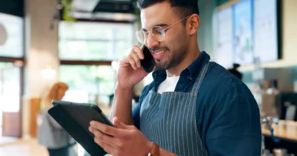 Barista Telefoongesprek Tablet Voor Restaurant Communicatie Online Management Klantenservice Cafe — Stockvideo