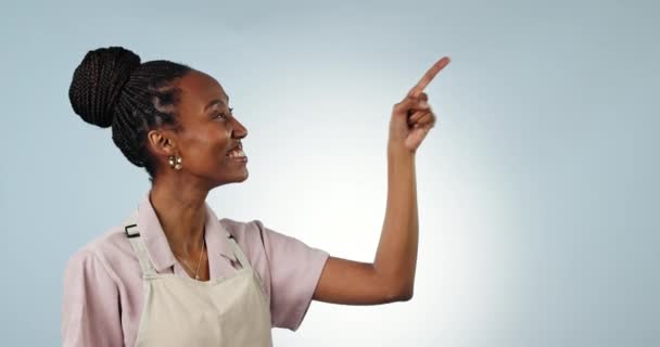 Adımlar Garsonluk Stüdyoda Menü Teklif Kafe Seçimi Için Önlük Takmak — Stok video
