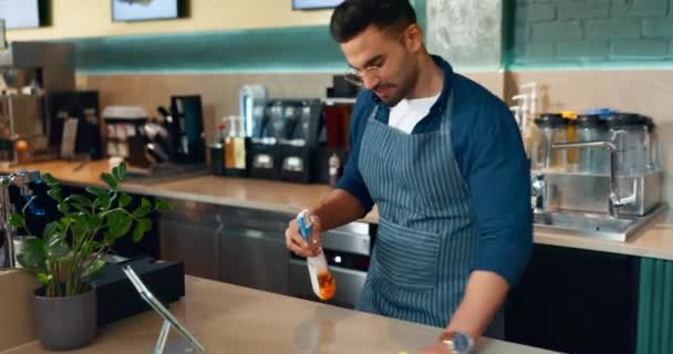 Kelner Spray Stół Czyszczenia Higieny Bakterii Połysk Kawiarni Płynem Osoba — Wideo stockowe