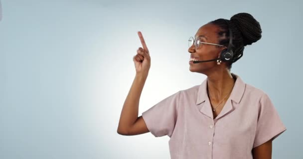 呼叫中心 工作室和快乐的黑人女性指向电话营销图表 客户服务信息或求助服务台时间表 蓝色背景的核对表 模拟空间肖像和非洲银行顾问 — 图库视频影像
