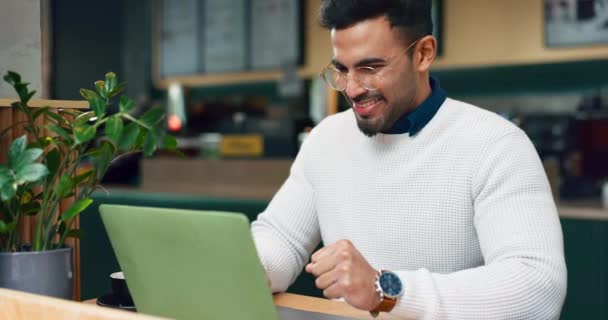 Homem Vencedor Laptop Café Para Sucesso Notícias Busca Emprego Oportunidade — Vídeo de Stock