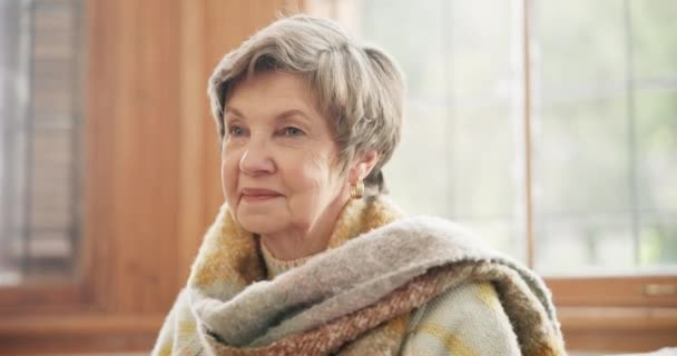 Χαμογελάστε Σπίτι Και Πορτρέτο Της Ηλικιωμένης Γυναίκας Χαλαρώστε Ένα Σαλόνι — Αρχείο Βίντεο