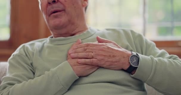 Руки Сердечный Приступ Состояние Больным Пожилым Человеком Крупным Планом Гостиной — стоковое видео