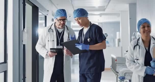 Tablet Ospedale Medici Discussione Lavoro Squadra Collaborazione Consulenza Diagnosi Assistenza — Video Stock