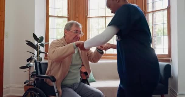 Chodzenie Wózek Inwalidzki Lub Opiekun Podnoszący Staruszka Opieki Zdrowotnej Lub — Wideo stockowe