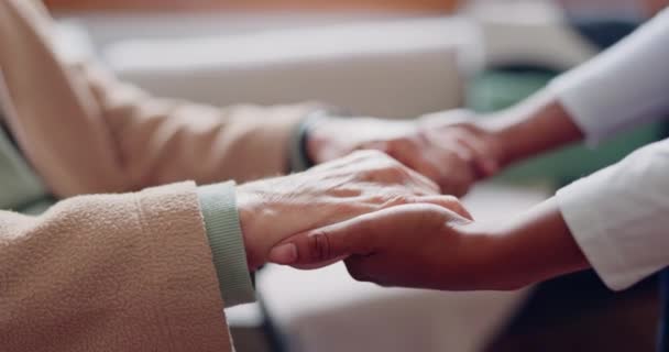 Verpleegster Hand Hand Met Een Senior Patiënt Voor Empathie Vertrouwen — Stockvideo