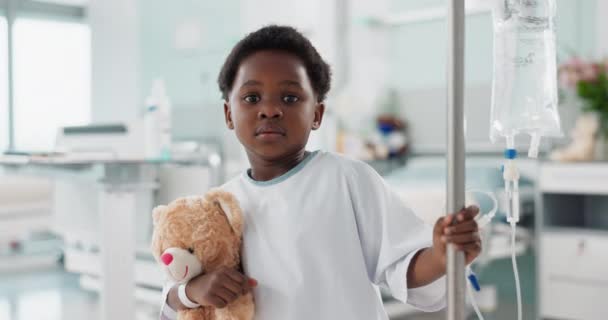 Африканский Ребенок Больной Больнице Плюшевый Мишка Здравоохранения Хорошего Самочувствия Лечения — стоковое видео
