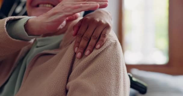 Cuidador Ajudando Mão Homem Sênior Com Apoio Aposentadoria Lar Idosos — Vídeo de Stock