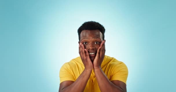 Estudio Cara Sorpresa Hombre Negro Celebran Sonríen Feliz Por Noticias — Vídeos de Stock