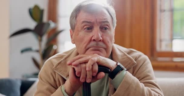 Casa Pensamento Homem Idoso Com Depressão Triste Aposentadoria Com Alzheimer — Vídeo de Stock