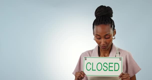 金融危机和封闭的标志与一个黑人妇女在工作室的灰色背景 肖像画 破产和咖啡店关门 年轻人指着小企业模型 — 图库视频影像