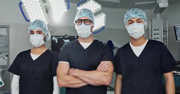 Команда Хирургов Врач Люди Портрете Здравоохранение Уверенность Операционной Медицинской Процедуры — стоковое видео