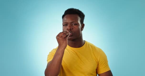 Cara Amor Hombre Negro Con Beso Sobre Fondo Azul Para — Vídeos de Stock
