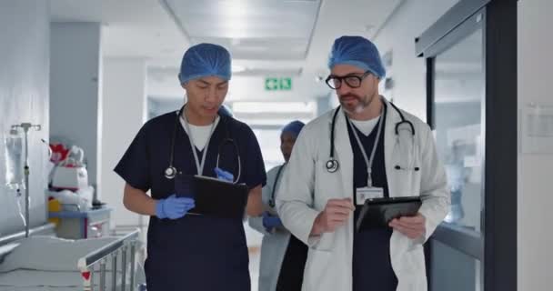 Sjukvård Samtal Och Läkare Med Tablett Ett Sjukhus För Hälsorådgivning — Stockvideo