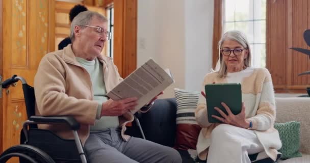 Oudere Zorg Verpleegkundige Thuis Praten Met Mensen Die Krant Boek — Stockvideo