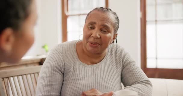 Donna Cura Degli Anziani Parlare Supporto Cucina Empatia Benessere Recupero — Video Stock